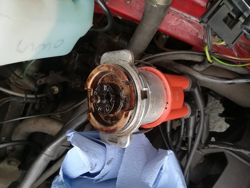 ZündverteilerAusbauen.jpg (210.59 KiB) 15720 mal betrachtet Zündverteiler ausbauen, eventuell vorher eine Markierung setzen... Reinigen und O-Ringe ersetzen...