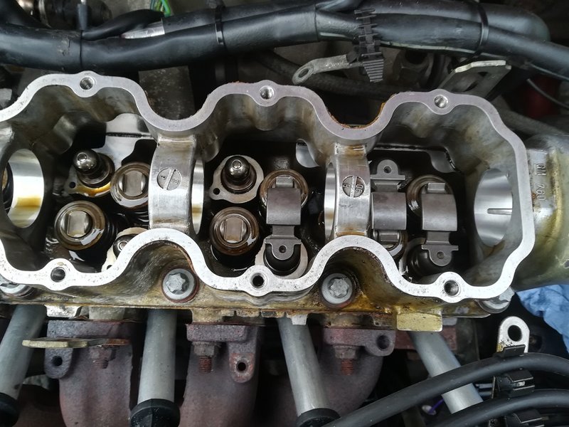 SchlepphebelDruckstückeErneuern.jpg (286.32 KiB) 15675 mal betrachtet Nockenwelle zur Fahrerseite ausbauen, NW-Dichtring ersetzen, neue Druckstücke und Schlepphebel verbauen...