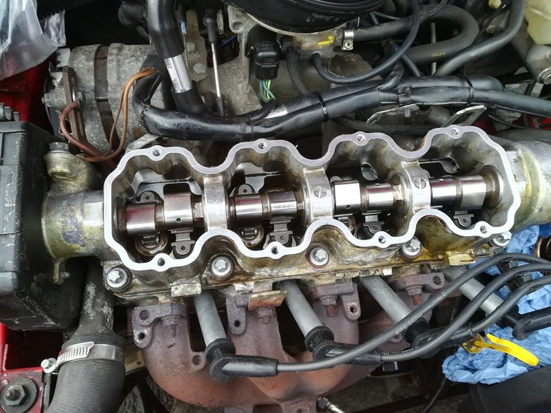 NockenwelleMontiert.jpg (323.02 KiB) 15674 mal betrachtet Neue NW über die Fahrerseite montieren, Lagerflächen vorher mit einem tropfen Getribeöl benetzen (Einlauföl ist besser), MoS2 Fett Übergang Schlepphebel/Druckstücke nicht vergessen...