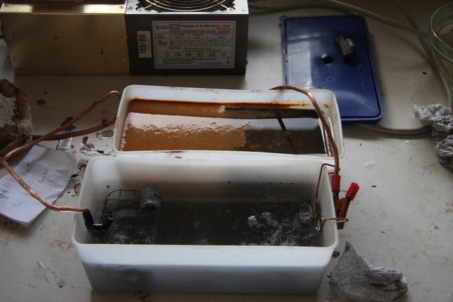 cors364.JPG (353.82 KiB) 54987 mal betrachtet Galvanikbäder, einmal zum entrosten und einmal zum verzinken.