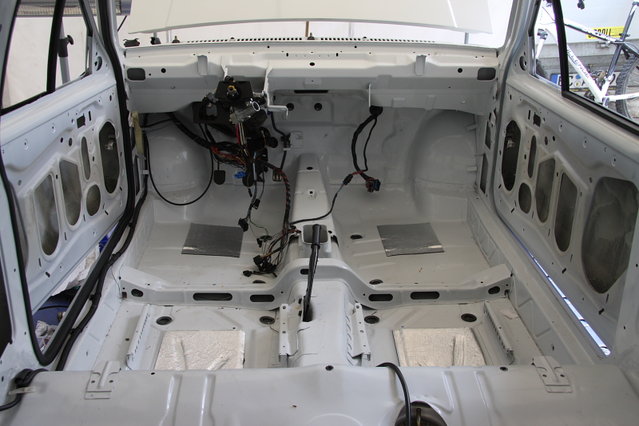 cors404.JPG (390.51 KiB) 55411 mal betrachtet Auch das Bodenblech etwas beruhigt