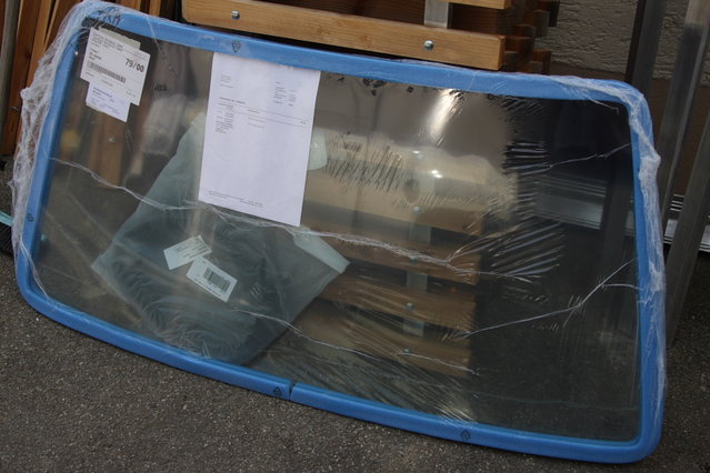 cors458.JPG (420.55 KiB) 49392 mal betrachtet Die neue Frontscheibe in grün mit Blaukeil. Stand eines morgens einfach so vor der Tür.