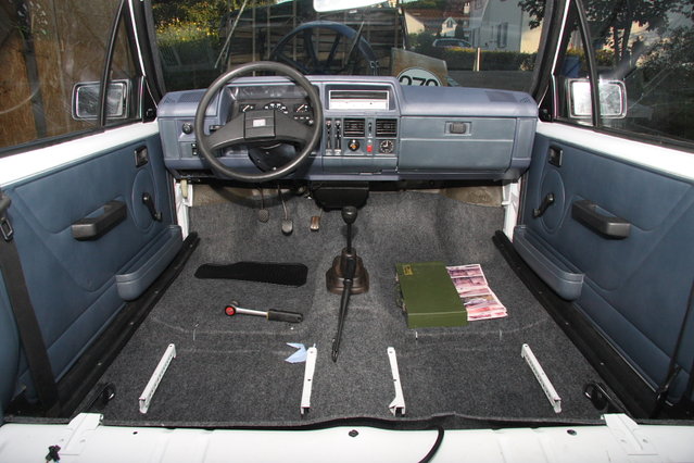 cors487.JPG (467.85 KiB) 77263 mal betrachtet Teppich ist drin, Sitze fehlen noch.